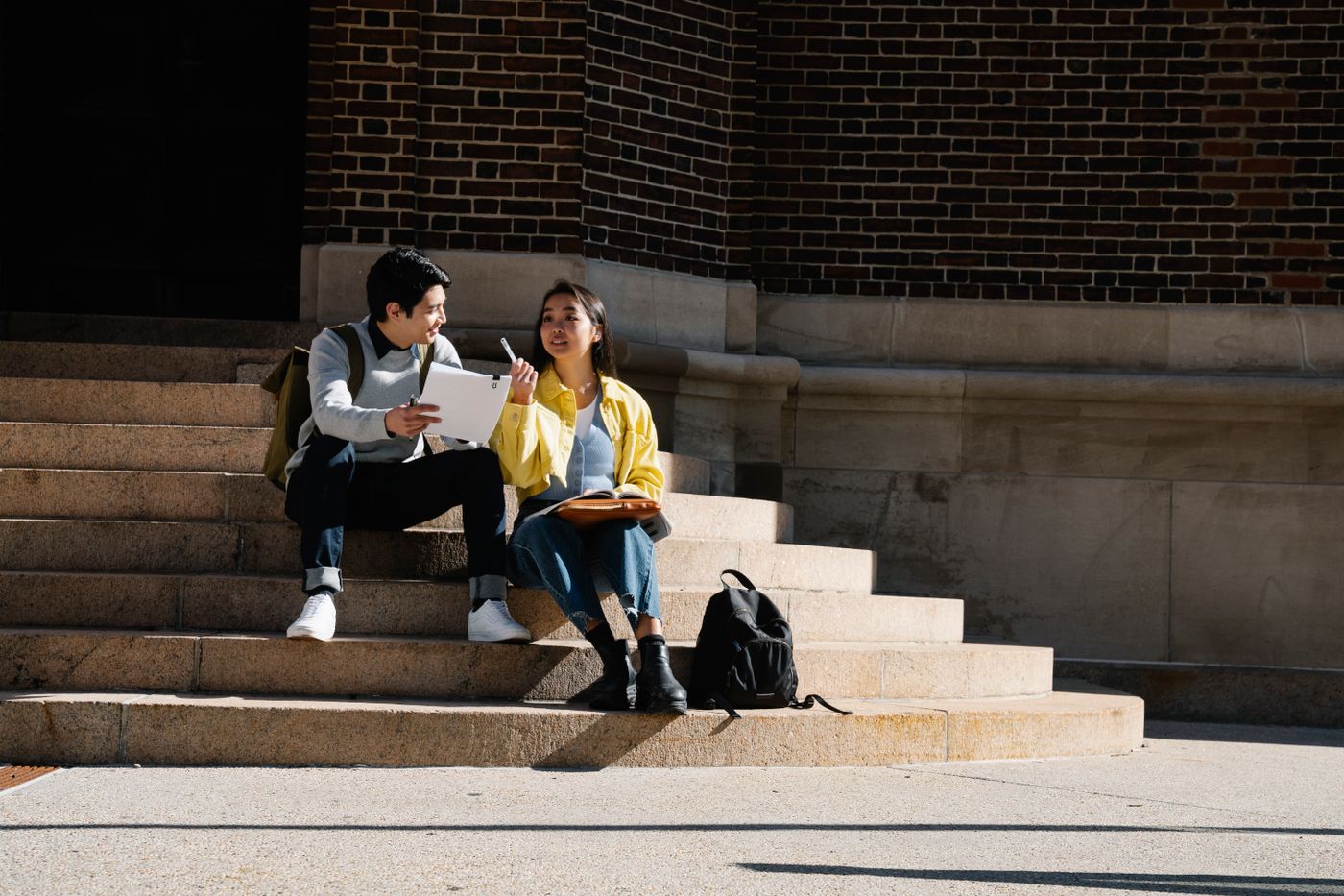 Estudiantes compartiendo en un campus
